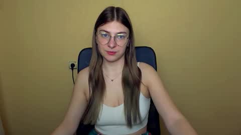 Snapshot of luna_lush_ chatting on 11-24-25, 11:32 Luna online show from 11-24-25, 11:32