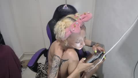 Snapshot of luna_rosita chatting on 12-18-24, 06:43 Luna online show from 12-18-24, 06:43