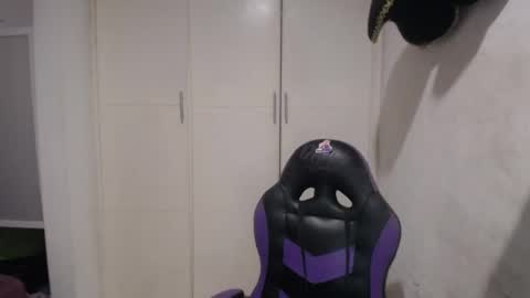 Snapshot of luna_rosita chatting on 01-29-25, 06:28 Luna online show from 01-29-25, 06:28