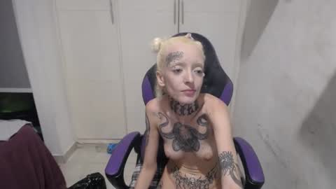 Snapshot of luna_rosita chatting on 01-31-25, 04:58 Luna online show from 01-31-25, 04:58