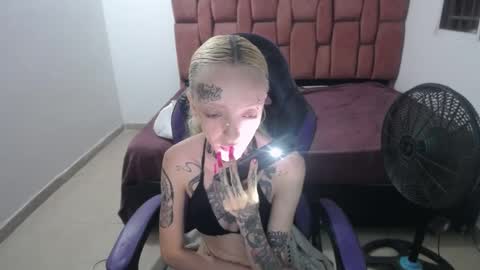 Snapshot of luna_rosita chatting on 02-16-25, 11:59 Luna online show from 02-16-25, 11:59