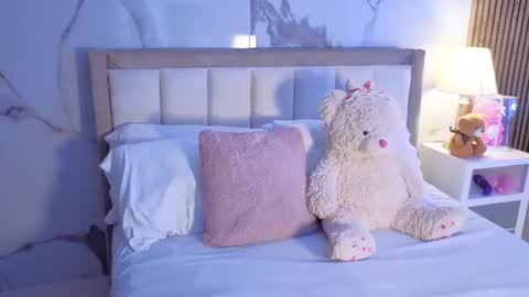 L U N A   Try my private  online show from 11-06-25, 11:55