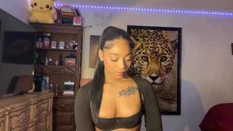 lunaa_11 online show from 12-31-24, 05:22