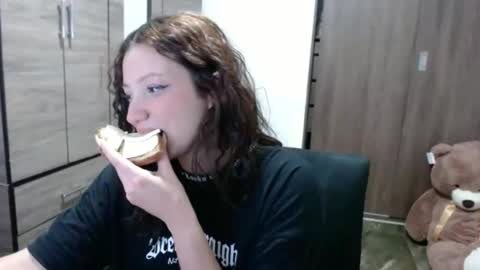 lunaa_sub online show from 10-27-25, 04:55