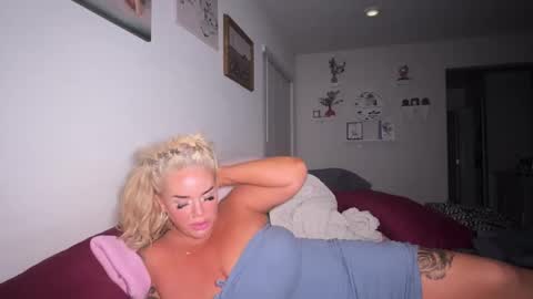 Snapshot of lunadaddysgirl chatting on 03-09-26, 07:45 Luna Daddys Girl online show from 03-09-26, 07:45