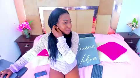 Snapshot of lunaluvxx chatting on 02-14-25, 01:40 Luna online show from 02-14-25, 01:40