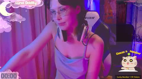 Snapshot of lunaoddity chatting on 10-27-25, 11:20 Luna online show from 10-27-25, 11:20