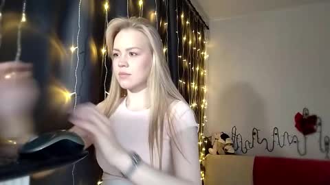 lunapeony online show from 12-04-25, 06:23