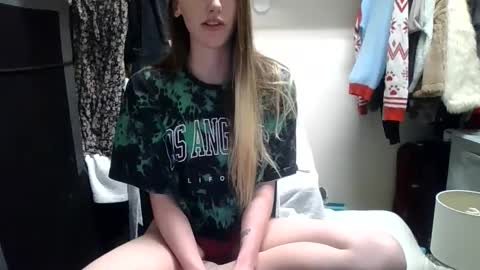 Snapshot of lunapixie2020 chatting on 03-10-25, 01:34 lunapixie2020 online show from 03-10-25, 01:34