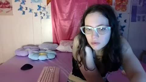 Snapshot of lunaquinn45 chatting on 10-26-25, 03:29 lunaquinn45 online show from 10-26-25, 03:29