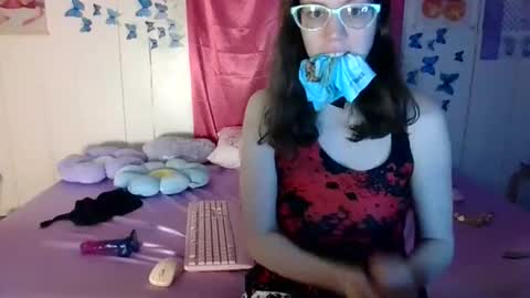 Snapshot of lunaquinn45 chatting on 10-27-25, 10:25 lunaquinn45 online show from 10-27-25, 10:25