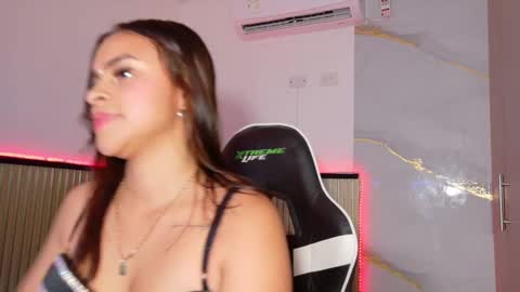 lunataylorr online show from 10-10-25, 12:26