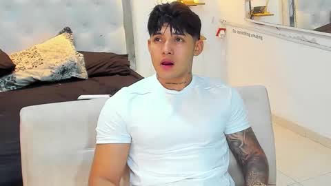 Snapshot of lunay_xtreemboy chatting on 11-19-25, 12:21 Lunay online show from 11-19-25, 12:21