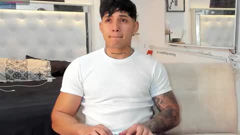 Snapshot of lunay_xtreemboy chatting on 11-25-25, 02:00 Lunay online show from 11-25-25, 02:00