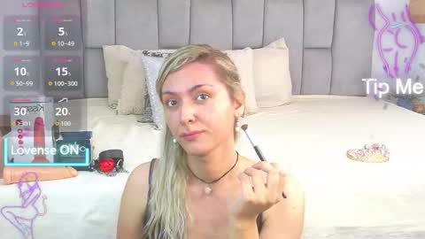 Snapshot of lunitadiva chatting on 10-28-25, 02:09 lunitadiva online show from 10-28-25, 02:09