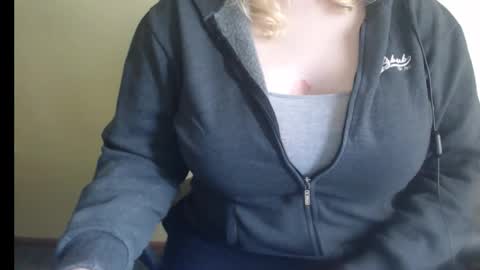 LunoviaXL online show from 11-01-25, 01:02