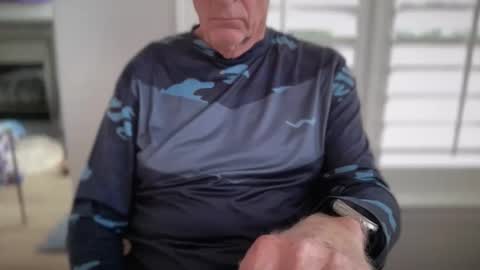 Snapshot of luv2sukcuk chatting on 10-21-25, 02:07 luv2sukcuk online show from 10-21-25, 02:07