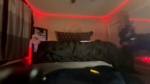 Snapshot of luvvlee chatting on 02-17-26, 06:43 luvvlee online show from 02-17-26, 06:43