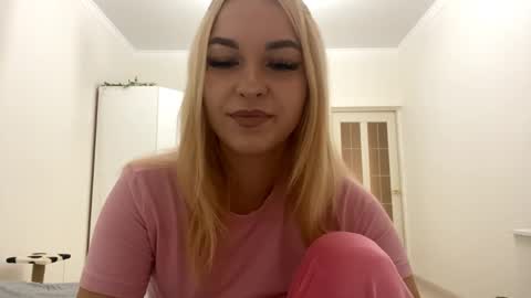 Mia online show from 09-11-25, 06:19