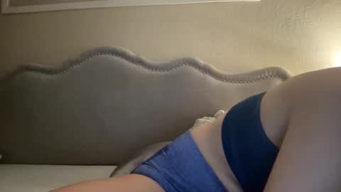 Snapshot of lylajades chatting on 12-23-25, 06:22 Olivia online show from 12-23-25, 06:22