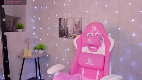 Snapshot of lynn_martin chatting on 10-14-25, 01:06 Lynn online show from 10-14-25, 01:06