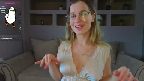 Snapshot of lynntiny chatting on 10-29-25, 01:35 Lynn online show from 10-29-25, 01:35