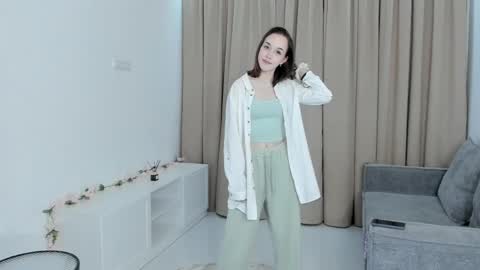 Snapshot of lynseyolstad chatting on 04-05-26, 06:05 Lynsey online show from 04-05-26, 06:05