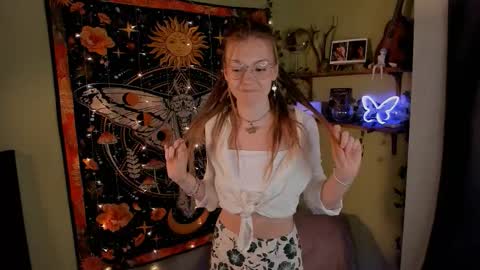 Snapshot of lyra_thenymph chatting on 10-10-25, 01:04 Lyra online show from 10-10-25, 01:04