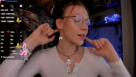 Snapshot of lyra_thenymph chatting on 10-17-25, 10:40 Lyra online show from 10-17-25, 10:40