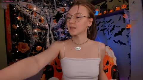 Snapshot of lyra_thenymph chatting on 10-28-25, 10:30 Lyra online show from 10-28-25, 10:30