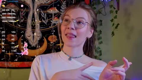 Snapshot of lyra_thenymph chatting on 11-18-25, 12:05 Lyra online show from 11-18-25, 12:05