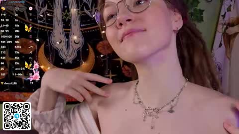 Snapshot of lyra_thenymph chatting on 11-25-25, 12:10 Lyra online show from 11-25-25, 12:10