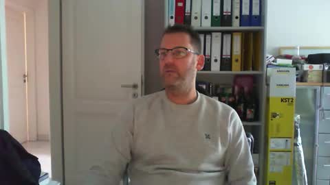 Snapshot of macfly67 chatting on 11-10-25, 12:37 macfly67 online show from 11-10-25, 12:37