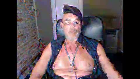 MACHO BUSCADOR online show from 12-22-24, 01:34