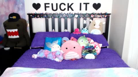 Snapshot of mackenziewolfe chatting on 12-17-24, 08:01 Mackenzie Wolfe online show from 12-17-24, 08:01