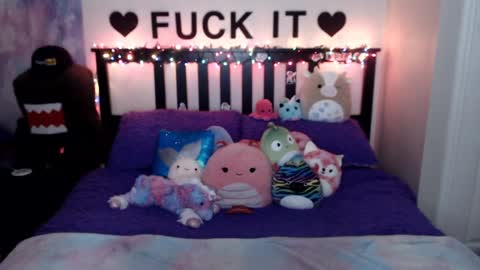 Snapshot of mackenziewolfe chatting on 12-18-24, 07:04 Mackenzie Wolfe online show from 12-18-24, 07:04