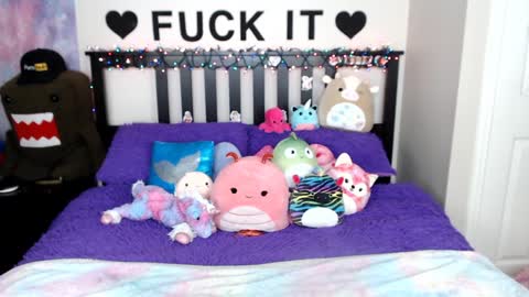 Snapshot of mackenziewolfe chatting on 12-19-24, 07:07 Mackenzie Wolfe online show from 12-19-24, 07:07