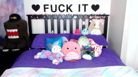 Snapshot of mackenziewolfe chatting on 12-21-24, 07:35 Mackenzie Wolfe online show from 12-21-24, 07:35