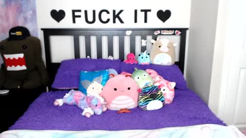 Snapshot of mackenziewolfe chatting on 01-17-25, 07:30 Mackenzie Wolfe online show from 01-17-25, 07:30