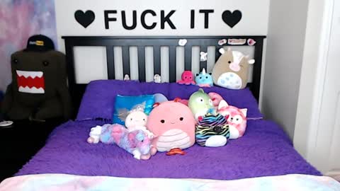 Snapshot of mackenziewolfe chatting on 10-17-25, 04:15 Mackenzie Wolfe online show from 10-17-25, 04:15