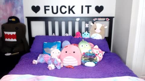 Snapshot of mackenziewolfe chatting on 10-24-25, 04:09 Mackenzie Wolfe online show from 10-24-25, 04:09