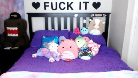 Snapshot of mackenziewolfe chatting on 10-25-25, 03:47 Mackenzie Wolfe online show from 10-25-25, 03:47