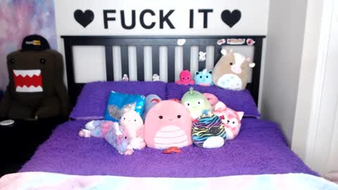 Snapshot of mackenziewolfe chatting on 10-27-25, 03:21 Mackenzie Wolfe online show from 10-27-25, 03:21