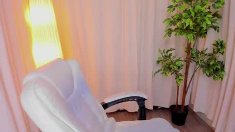 Maddy Please help me with your thumbs up its important online show from 02-18-25, 10:05