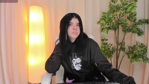 Maddy Please help me with your thumbs up its important online show from 03-06-25, 07:14