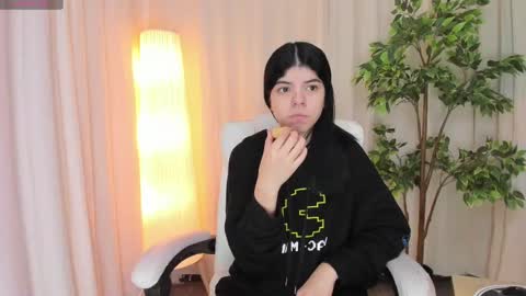 Maddy Please help me with your thumbs up its important online show from 03-07-25, 04:24