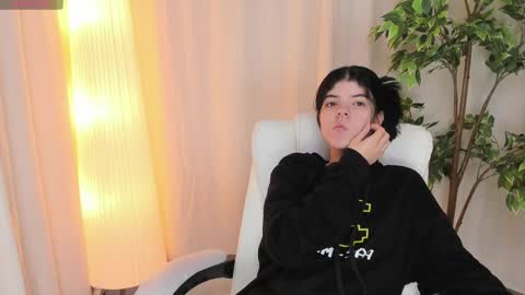 Maddy Please help me with your thumbs up its important online show from 03-07-25, 07:30