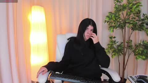 Maddy Please help me with your thumbs up its important online show from 03-12-25, 08:08