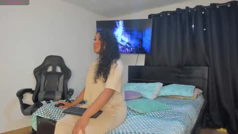 Snapshot of madisonbrunette_lxs chatting on 10-15-25, 10:54 madison online show from 10-15-25, 10:54