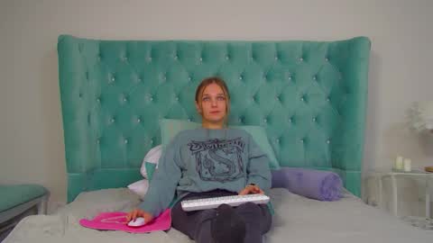 Snapshot of madisonclares chatting on 10-10-25, 06:23 Madison online show from 10-10-25, 06:23